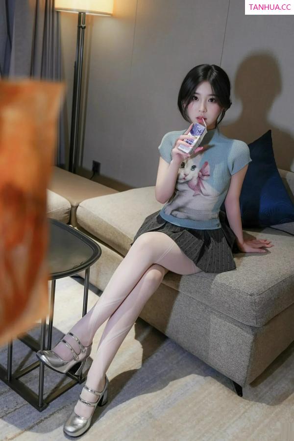 汁汁  [XiuRen]高清写真图 2025.09.30 No.10830 汁汁 灰色短裙第2张图片